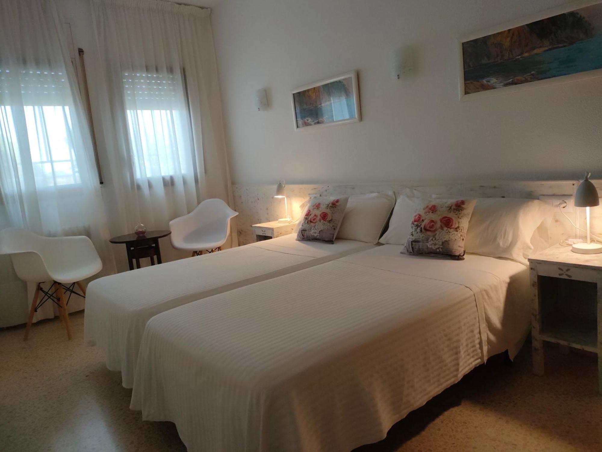 Hostal Los Pinares Lloret de Mar Exterior photo