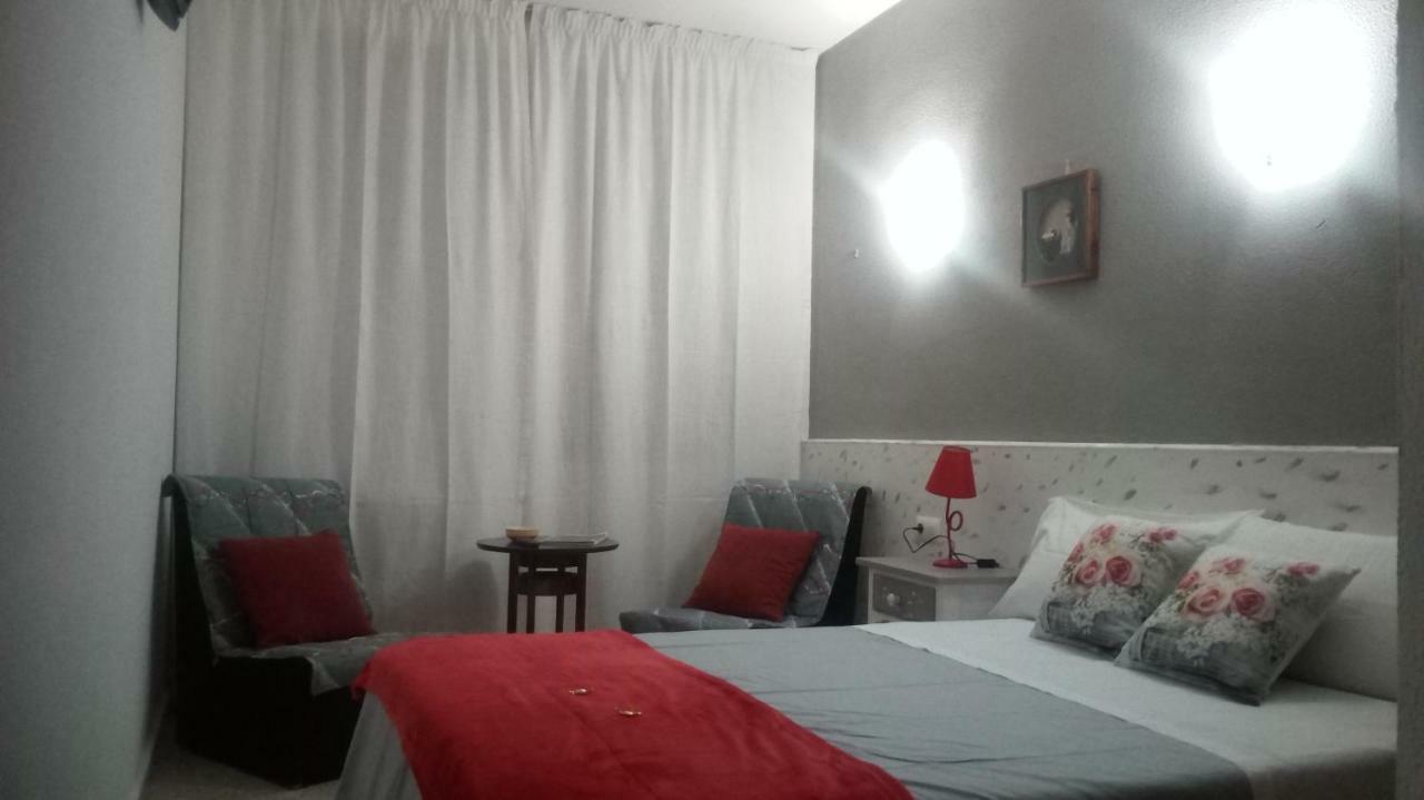 Hostal Los Pinares Lloret de Mar Exterior photo